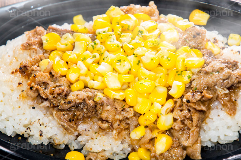 ビーフペッパーライス,ビーフ,ペッパー,ライス,ご飯,ごはん,米,胡椒,コーン,肉,牛肉,スタミナ,湯気,熱々,アツアツ,コンビニ