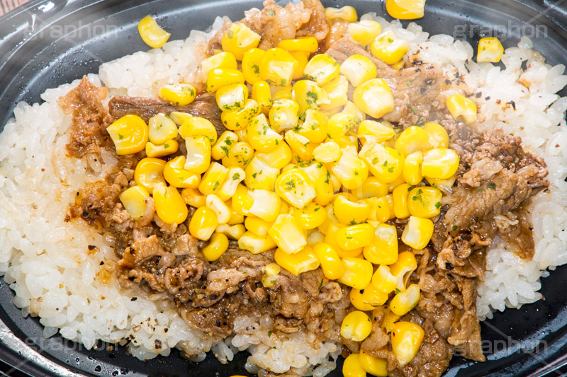 ビーフペッパーライス,ビーフ,ペッパー,ライス,ご飯,ごはん,米,胡椒,コーン,肉,牛肉,スタミナ,湯気,熱々,アツアツ,コンビニ