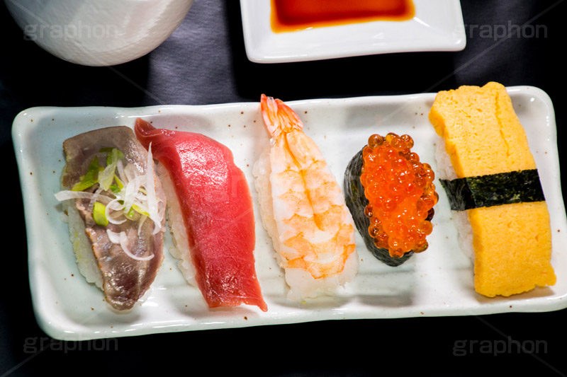 一人前,寿司,すし,寿し,スシ,鮨,鮓,早鮨,米飯,酢飯,ネタ,しゃり,シャリ,握り,にぎり,生鮮,魚介,海鮮,日本食,日本料理,和食,シーフード,イクラ,いくら,グロ,まぐろ,赤身,たまご,玉子,えび,エビ,海老,軍艦,巻き,のり,海苔,刺身,醤油,しょうゆ,寿司1人前,1人,sushi,japanese,seafood,japan