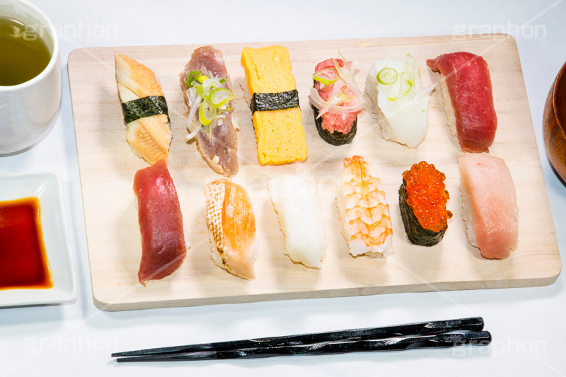 一人前の寿司,一人前,寿司,すし,寿し,スシ,鮨,鮓,早鮨,米飯,酢飯,ネタ,しゃり,シャリ,握り,にぎり,生鮮,魚介,海鮮,日本食,日本料理,和食,シーフード,イクラ,いくら,グロ,まぐろ,赤身,たまご,玉子,えび,エビ,海老,軍艦,巻き,のり,海苔,刺身,ネギトロ,ねぎとろ,アナゴ,穴子,いか,イカ,サーモン,ビントロ,しょうゆ,醤油,箸,はし,お茶,あがり,寿司1人前,1人,sushi,japanese,seafood,japan
