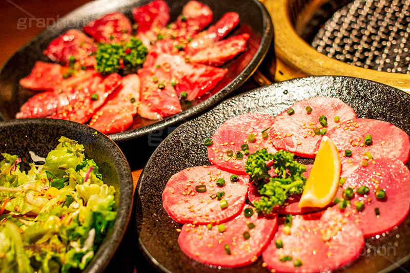 タン,焼肉,焼き肉,やきにく,にく,肉,肉食,生,レモン,ネギ,ねぎ,盛合せ,カルビ,ハラミ,サラダ,salad,網,パセリ,霜降り