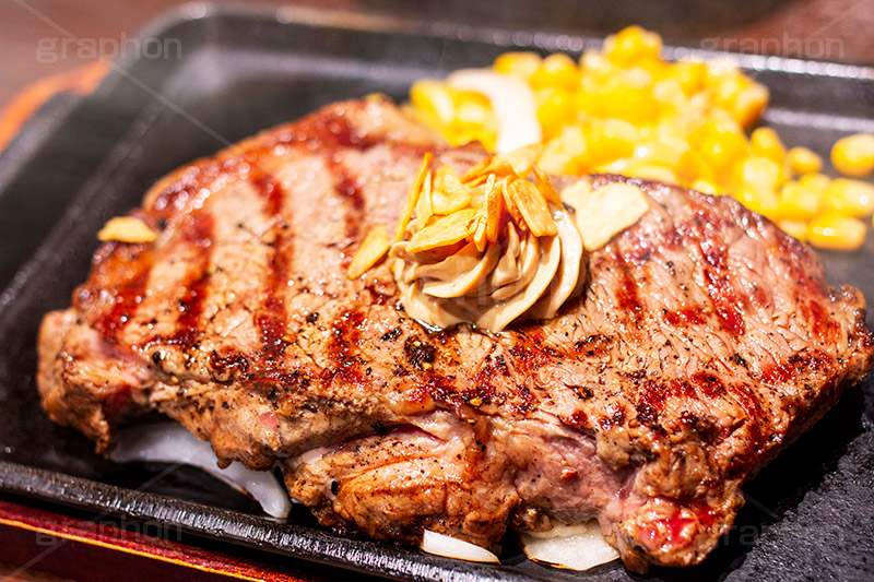 サーロインステーキ,サーロイン,ステーキ,鉄板,肉,肉食,meat,steak,corn,garlic,beef,ビーフ,湯気,あつあつ,熱々,コーン,牛肉,焦げ,焼き,にんにく,ニンニク,ガーリック,レア,スタミナ,洋食