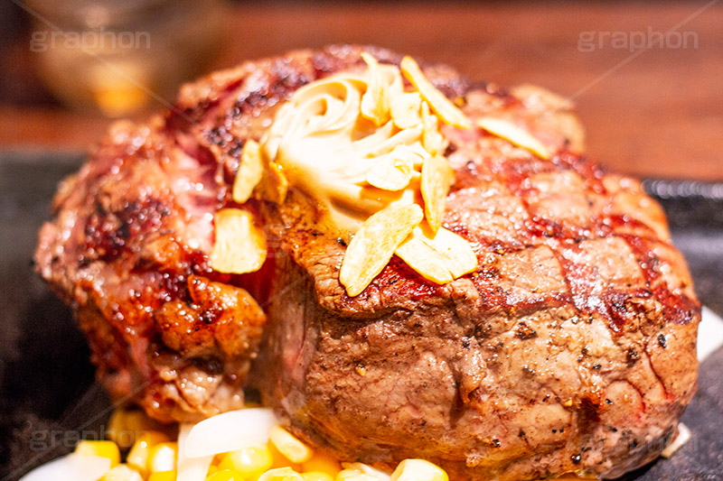 ヒレステーキ,ヒレ,ステーキ,鉄板,肉,肉食,meat,steak,corn,garlic,beef,ビーフ,湯気,あつあつ,熱々,コーン,牛肉,焦げ,焼き,にんにく,ニンニク,ガーリック,レア,スタミナ,洋食