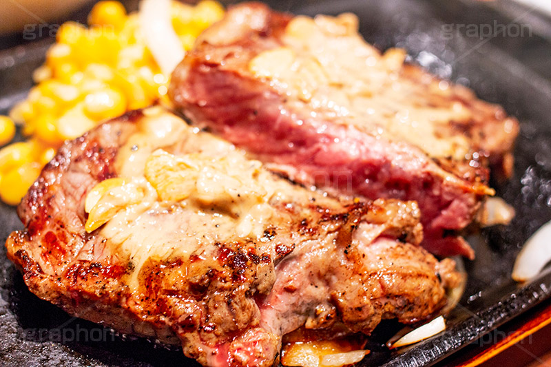 サーロインステーキ,サーロイン,ステーキ,鉄板,肉,肉食,meat,steak,corn,garlic,beef,ビーフ,湯気,あつあつ,熱々,コーン,牛肉,焦げ,焼き,にんにく,ニンニク,ガーリック,レア,断面,スタミナ,洋食