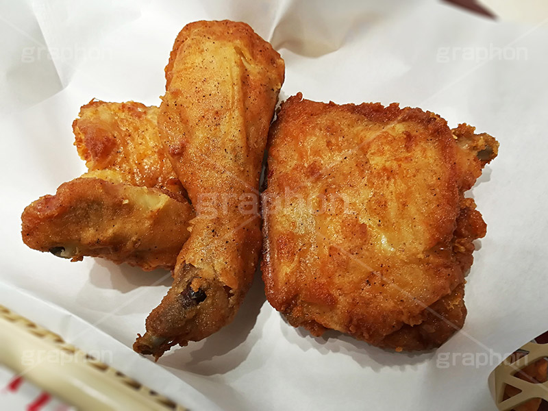 フライドチキン,チキン,フライ,鶏,もも,ジューシー,揚げ,衣,ファーストフード,ファストフード,あつあつ,熱々,アツアツ,洋食,サクサク,カロリー,ジャンクフード,チェーン店,chicken,脂,脂質,スマホ撮影,肉