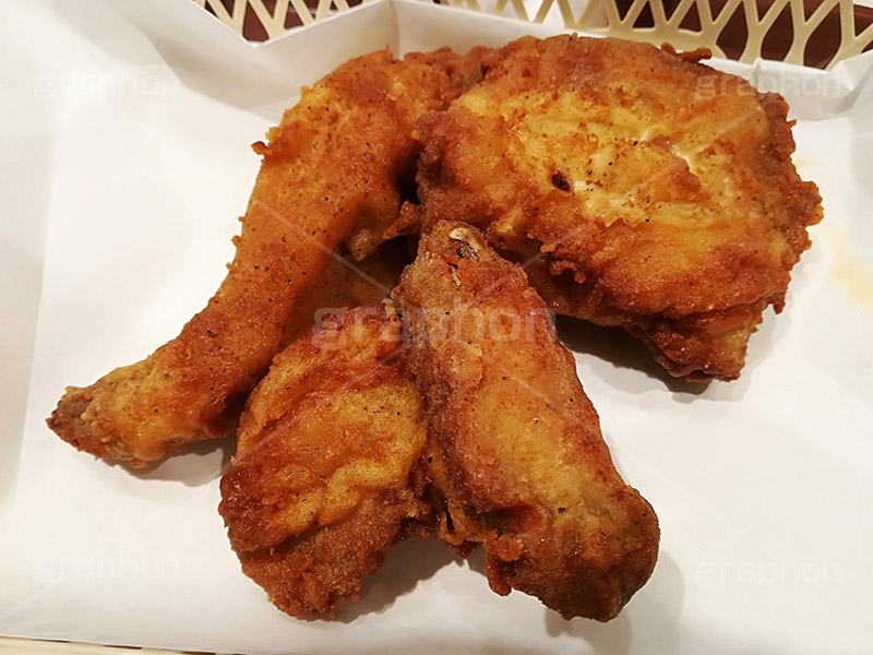 チキン,フライドチキン,フライ,鶏,もも,ジューシー,揚げ,衣,ファーストフード,ファストフード,あつあつ,熱々,アツアツ,洋食,サクサク,カロリー,ジャンクフード,チェーン店,chicken,脂,脂質,スマホ撮影,肉