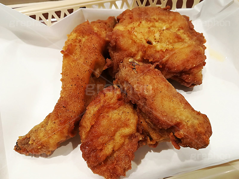 チキン,フライドチキン,フライ,鶏,もも,ジューシー,揚げ,衣,ファーストフード,ファストフード,あつあつ,熱々,アツアツ,洋食,サクサク,カロリー,ジャンクフード,チェーン店,chicken,脂,脂質,スマホ撮影,肉