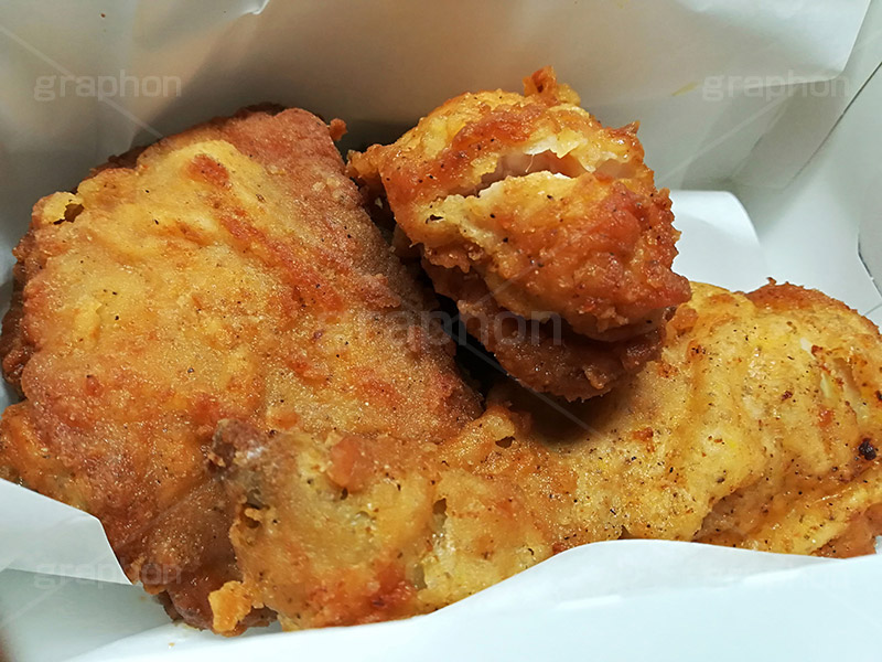チキン,フライドチキン,フライ,鶏,もも,ジューシー,揚げ,衣,ファーストフード,ファストフード,あつあつ,熱々,アツアツ,洋食,サクサク,カロリー,ジャンクフード,チェーン店,chicken,脂,脂質,スマホ撮影,肉