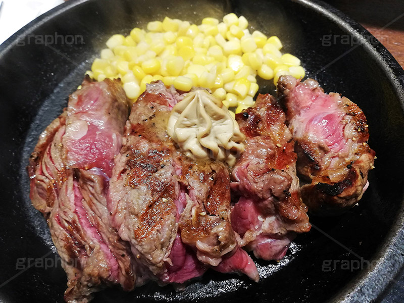 ステーキ,鉄板,肉,肉食,meat,steak,garlic,beef,corn,コーン,ビーフ,湯気,あつあつ,熱々,牛肉,焦げ,焼き,にんにく,ニンニク,ガーリック,レア,脂,脂質,スマホ撮影,スタミナ,洋食