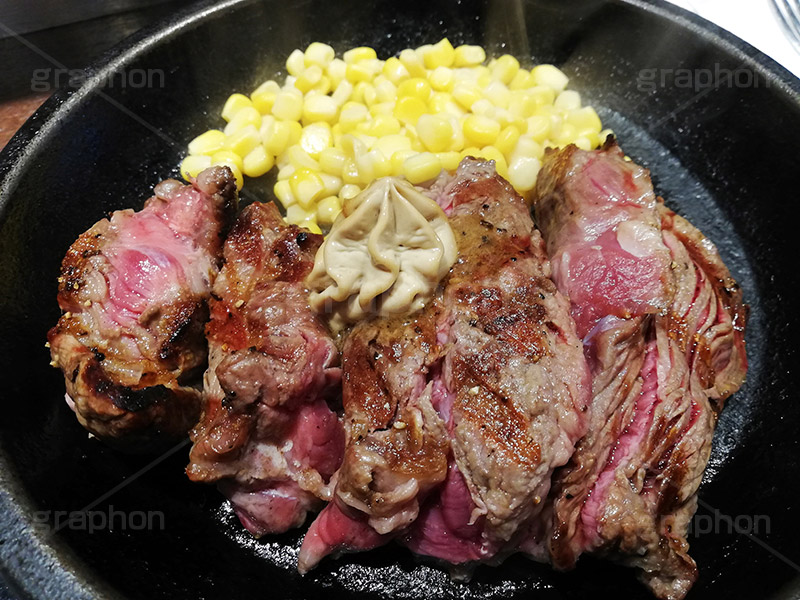 ステーキ,鉄板,肉,肉食,meat,steak,garlic,beef,corn,コーン,ビーフ,湯気,あつあつ,熱々,牛肉,焦げ,焼き,にんにく,ニンニク,ガーリック,レア,脂,脂質,スマホ撮影,スタミナ,洋食