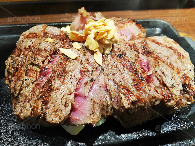 ステーキ,鉄板,肉,肉食,meat,steak,garlic,beef,ビーフ,湯気,あつあつ,熱々,牛肉,焦げ,焼き,にんにく,ニンニク,ガーリック,レア,脂,脂質,スマホ撮影,スタミナ,洋食