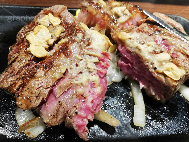 ステーキ,鉄板,肉,肉食,meat,steak,garlic,beef,ビーフ,湯気,あつあつ,熱々,牛肉,焦げ,焼き,にんにく,ニンニク,ガーリック,レア,脂,脂質,スマホ撮影,スタミナ,洋食