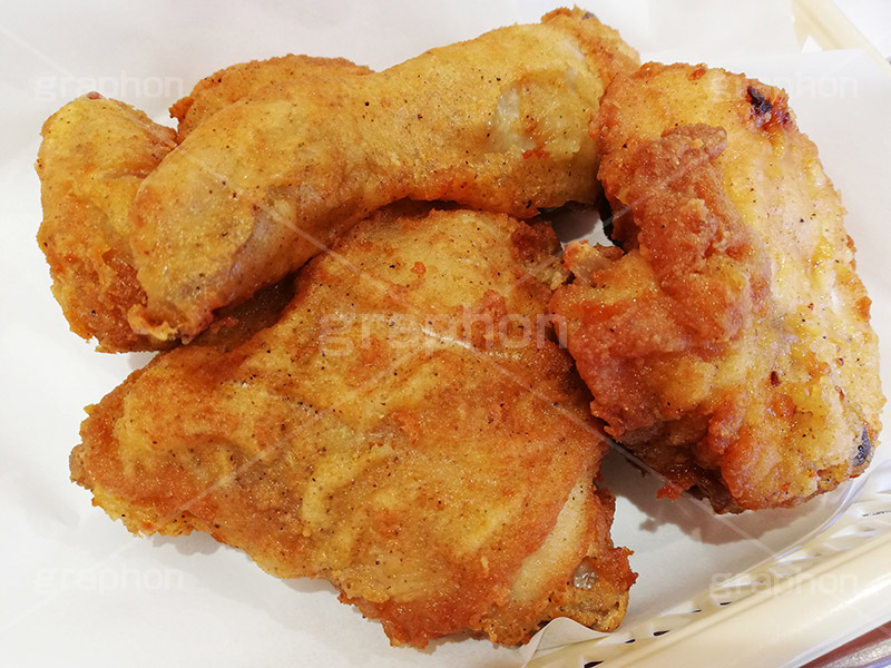 フライドチキン,チキン,フライ,鶏,もも,ジューシー,揚げ,衣,ファーストフード,ファストフード,あつあつ,熱々,アツアツ,洋食,サクサク,カロリー,ジャンクフード,チェーン店,chicken,脂,脂質,スマホ撮影,肉