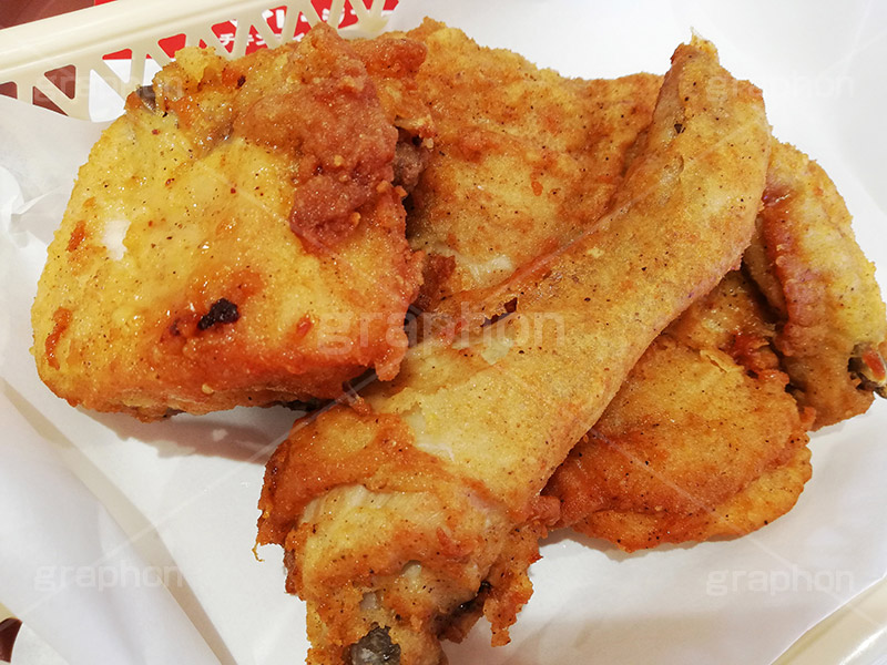 フライドチキン,チキン,フライ,鶏,もも,ジューシー,揚げ,衣,ファーストフード,ファストフード,あつあつ,熱々,アツアツ,洋食,サクサク,カロリー,ジャンクフード,チェーン店,chicken,脂,脂質,スマホ撮影,肉