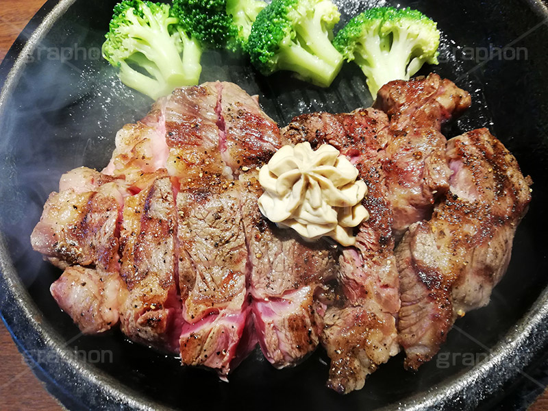 ステーキ,鉄板,肉,肉食,meat,steak,garlic,beef,broccoli,ブロッコリー,ビーフ,湯気,あつあつ,熱々,牛肉,焦げ,焼き,にんにく,ニンニク,ガーリック,レア,脂,脂質,スマホ撮影,スタミナ,洋食