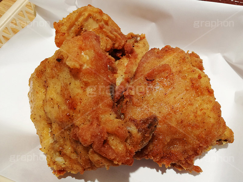フライドチキン,チキン,フライ,鶏,もも,ジューシー,揚げ,衣,ファーストフード,ファストフード,あつあつ,熱々,アツアツ,洋食,サクサク,カロリー,ジャンクフード,チェーン店,chicken,脂,脂質,スマホ撮影,肉