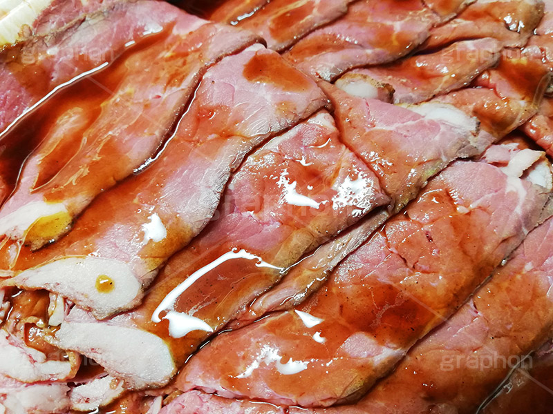 タレのかかったローストビーフ,ローストビーフ,つまみ,おつまみ,洋食,牛肉,肉,ビーフ,beef,赤身,タレ,脂,脂質,スマホ撮影