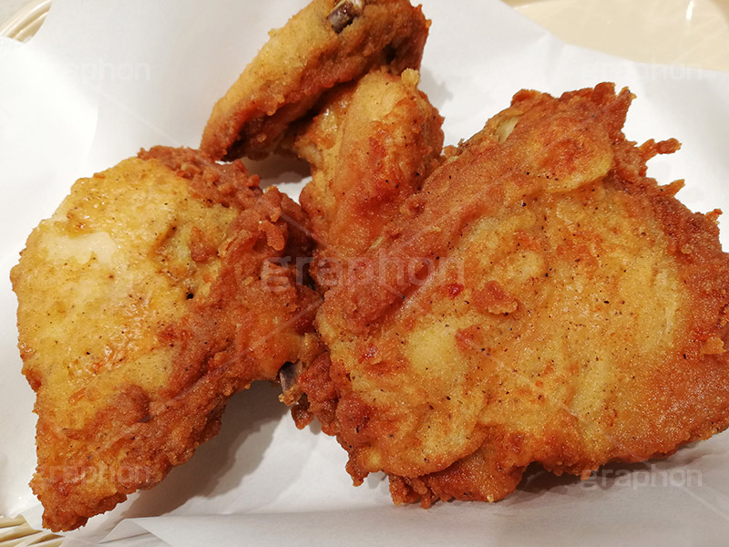 チキン,フライドチキン,フライ,鶏,もも,ジューシー,揚げ,衣,ファーストフード,ファストフード,あつあつ,熱々,アツアツ,洋食,サクサク,カロリー,ジャンクフード,チェーン店,chicken,脂,脂質,スマホ撮影,肉