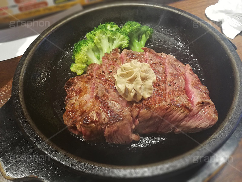 ステーキ,鉄板,肉,肉食,meat,steak,garlic,beef,broccoli,ブロッコリー,ビーフ,湯気,あつあつ,熱々,牛肉,焦げ,焼き,にんにく,ニンニク,ガーリック,レア,脂,脂質,スマホ撮影,スタミナ,洋食