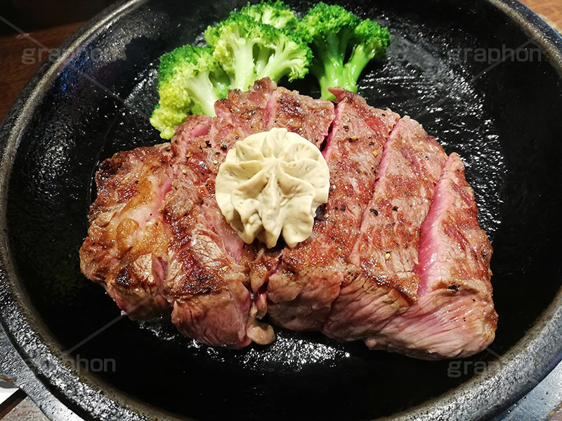 ステーキ,鉄板,肉,肉食,meat,steak,garlic,beef,broccoli,ブロッコリー,ビーフ,湯気,あつあつ,熱々,牛肉,焦げ,焼き,にんにく,ニンニク,ガーリック,レア,脂,脂質,スマホ撮影,スタミナ,洋食