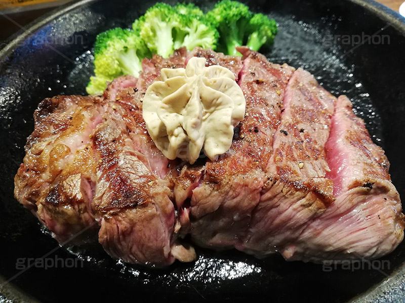 ステーキ,鉄板,肉,肉食,meat,steak,garlic,beef,broccoli,ブロッコリー,ビーフ,湯気,あつあつ,熱々,牛肉,焦げ,焼き,にんにく,ニンニク,ガーリック,レア,脂,脂質,スマホ撮影,スタミナ,洋食