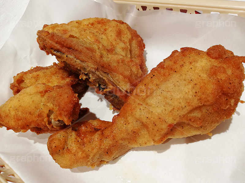 フライドチキン,チキン,フライ,鶏,もも,ジューシー,揚げ,衣,ファーストフード,ファストフード,あつあつ,熱々,アツアツ,洋食,サクサク,カロリー,ジャンクフード,チェーン店,chicken,脂,脂質,スマホ撮影,肉