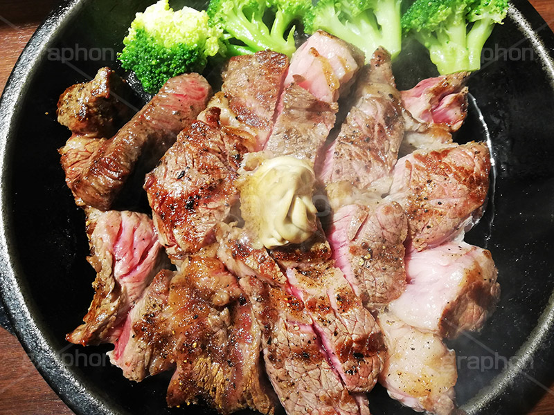 ステーキ,鉄板,肉,肉食,meat,steak,garlic,beef,broccoli,ブロッコリー,ビーフ,湯気,あつあつ,熱々,牛肉,焦げ,焼き,にんにく,ニンニク,ガーリック,レア,脂,脂質,スマホ撮影,スタミナ,洋食