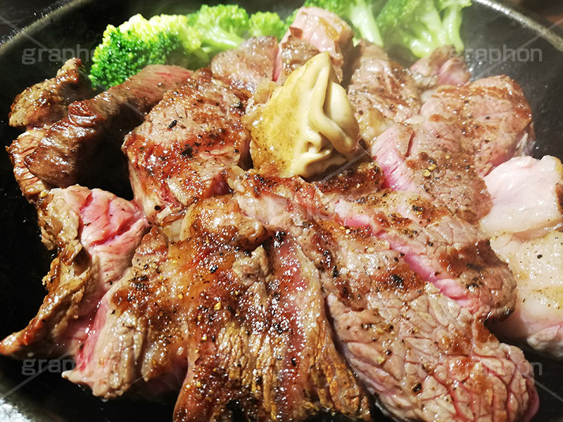 ステーキ,鉄板,肉,肉食,meat,steak,garlic,beef,broccoli,ブロッコリー,ビーフ,湯気,あつあつ,熱々,牛肉,焦げ,焼き,にんにく,ニンニク,ガーリック,レア,脂,脂質,スマホ撮影,スタミナ,洋食