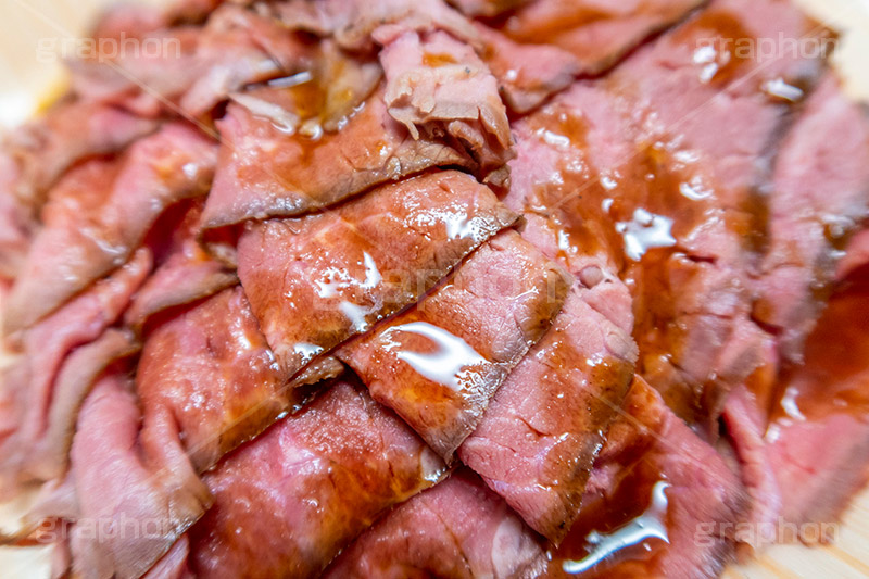 タレのかかったローストビーフ,ローストビーフ,つまみ,おつまみ,洋食,牛肉,肉,ビーフ,赤身,タレ,脂,脂質,beef