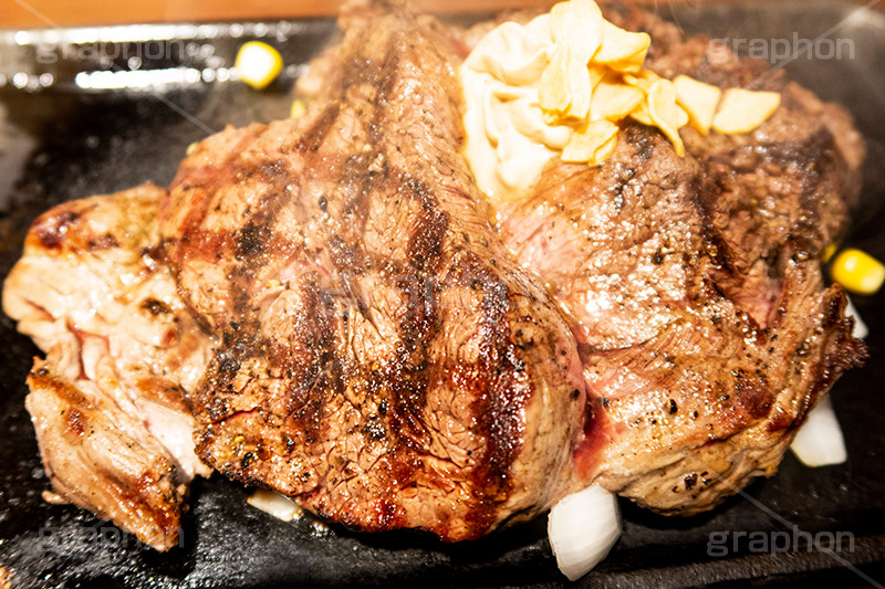 ステーキ,鉄板,肉,肉食,meat,steak,garlic,beef,corn,コーン,ビーフ,湯気,あつあつ,熱々,牛肉,焦げ,焼き,にんにく,ニンニク,ガーリック,レア,脂,脂質,スタミナ,洋食