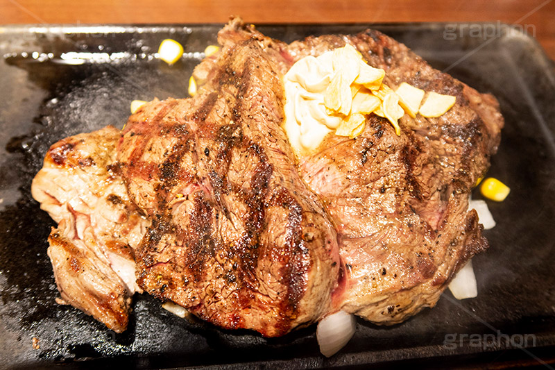 ステーキ,鉄板,肉,肉食,meat,steak,garlic,beef,corn,コーン,ビーフ,湯気,あつあつ,熱々,牛肉,焦げ,焼き,にんにく,ニンニク,ガーリック,レア,脂,脂質,スタミナ,洋食