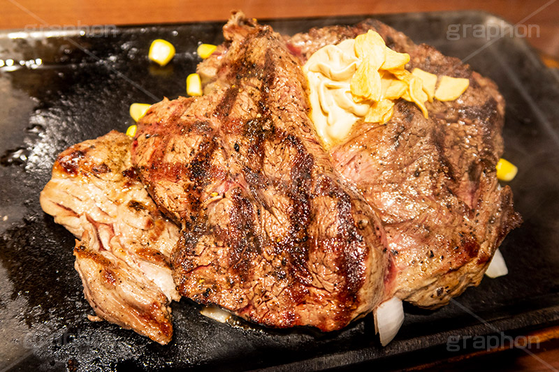 ステーキ,鉄板,肉,肉食,meat,steak,garlic,beef,corn,コーン,ビーフ,湯気,あつあつ,熱々,牛肉,焦げ,焼き,にんにく,ニンニク,ガーリック,レア,脂,脂質,スタミナ,洋食