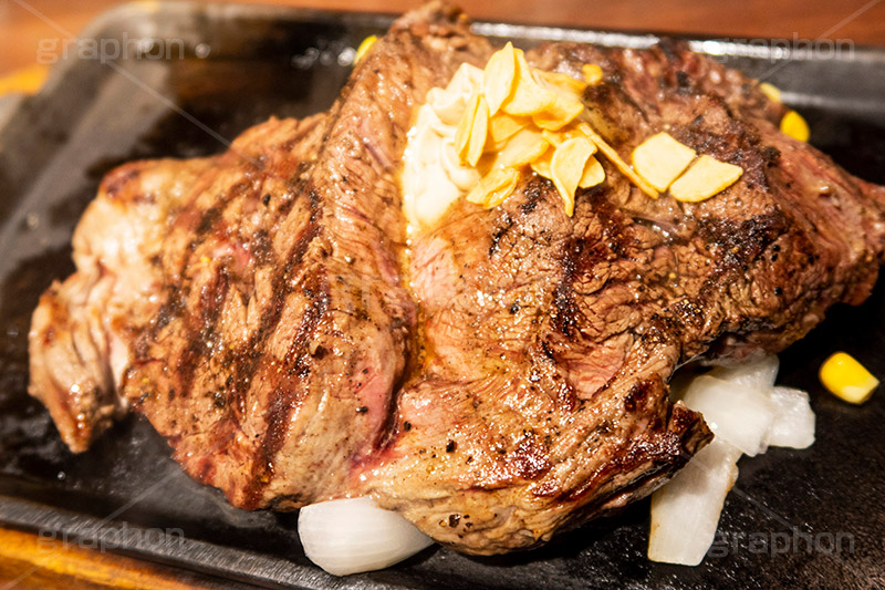 ステーキ,鉄板,肉,肉食,meat,steak,garlic,beef,corn,コーン,ビーフ,湯気,あつあつ,熱々,牛肉,焦げ,焼き,にんにく,ニンニク,ガーリック,レア,脂,脂質,スタミナ,洋食