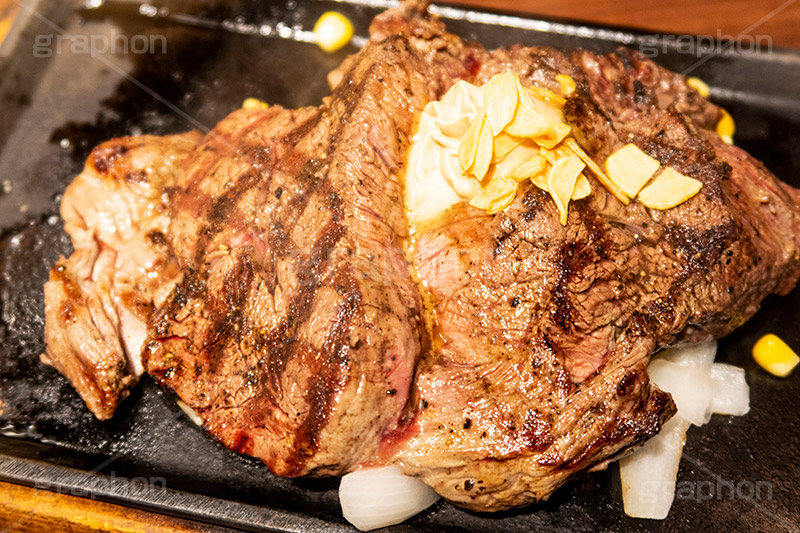 ステーキ,鉄板,肉,肉食,meat,steak,garlic,beef,corn,コーン,ビーフ,湯気,あつあつ,熱々,牛肉,焦げ,焼き,にんにく,ニンニク,ガーリック,レア,脂,脂質,スタミナ,洋食