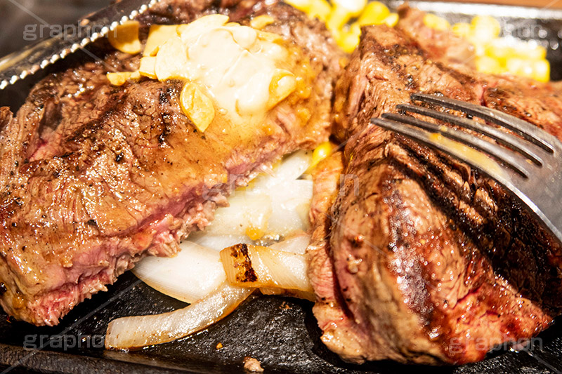 ステーキ,鉄板,肉,肉食,meat,steak,garlic,beef,corn,コーン,ビーフ,湯気,あつあつ,熱々,牛肉,焦げ,焼き,にんにく,ニンニク,ガーリック,レア,脂,脂質,スタミナ,フォーク,ナイフ,fork,knife,洋食