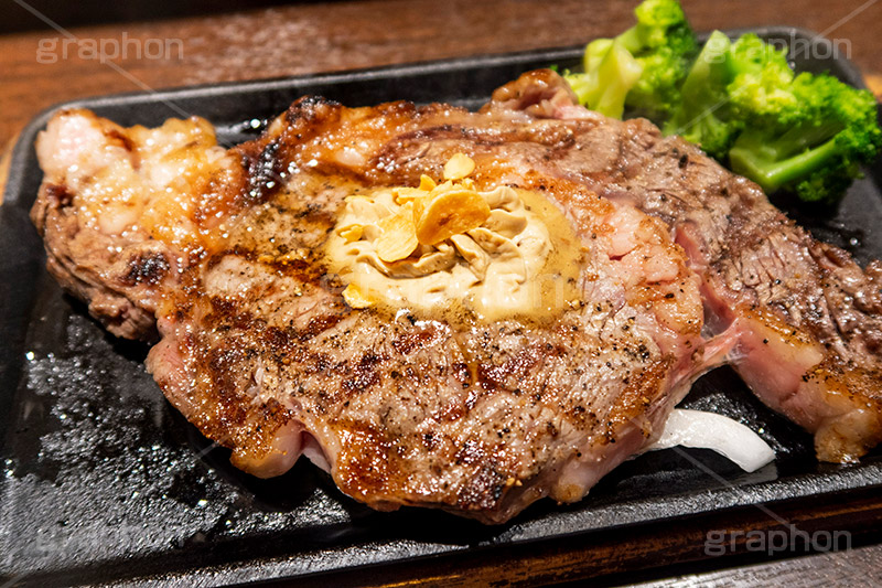 ステーキ,鉄板,肉,肉食,meat,steak,garlic,beef,broccoli,ブロッコリー,ビーフ,湯気,あつあつ,熱々,牛肉,焦げ,焼き,にんにく,ニンニク,ガーリック,レア,脂,脂質,スタミナ,洋食