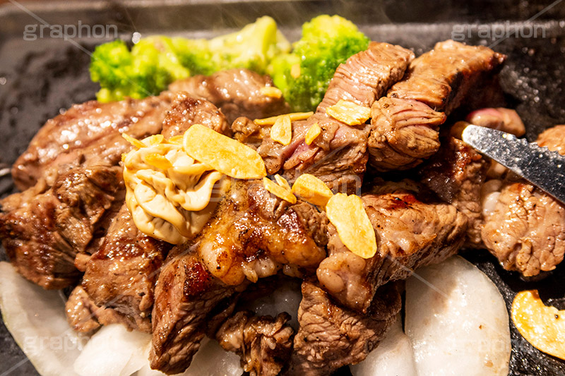 ステーキ,鉄板,肉,肉食,meat,steak,garlic,beef,broccoli,ブロッコリー,ビーフ,湯気,あつあつ,熱々,牛肉,焦げ,焼き,にんにく,ニンニク,ガーリック,レア,脂,脂質,スタミナ,洋食