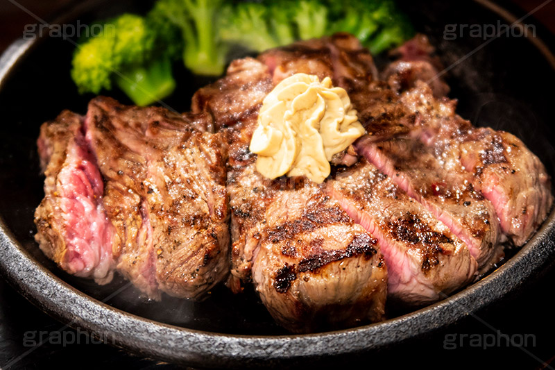ステーキ,鉄板,肉,肉食,meat,steak,garlic,beef,broccoli,ブロッコリー,ビーフ,湯気,あつあつ,熱々,牛肉,焦げ,焼き,にんにく,ニンニク,ガーリック,レア,脂,脂質,スタミナ,洋食