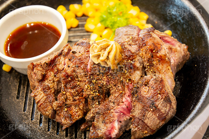 ステーキ,鉄板,肉,肉食,meat,steak,garlic,beef,corn,コーン,ビーフ,湯気,あつあつ,熱々,牛肉,焦げ,焼き,にんにく,ニンニク,ガーリック,レア,脂,脂質,スタミナ,タレ,たれ,ソース,洋食