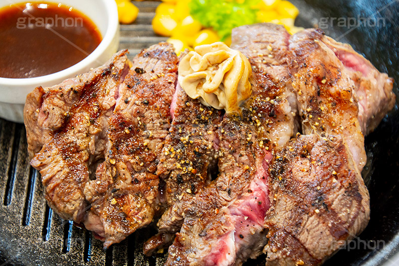 ステーキ,鉄板,肉,肉食,meat,steak,garlic,beef,corn,コーン,ビーフ,湯気,あつあつ,熱々,牛肉,焦げ,焼き,にんにく,ニンニク,ガーリック,レア,脂,脂質,スタミナ,タレ,たれ,ソース,洋食