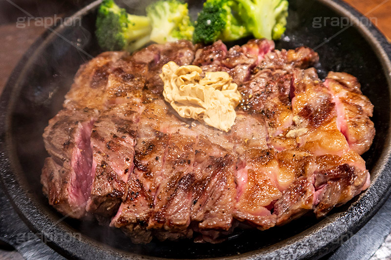 ステーキ,鉄板,肉,肉食,meat,steak,garlic,beef,broccoli,ブロッコリー,ビーフ,湯気,あつあつ,熱々,牛肉,焦げ,焼き,にんにく,ニンニク,ガーリック,レア,脂,脂質,スタミナ,洋食