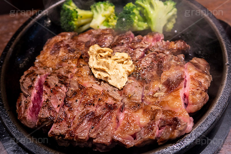 ステーキ,鉄板,肉,肉食,meat,steak,garlic,beef,broccoli,ブロッコリー,ビーフ,湯気,あつあつ,熱々,牛肉,焦げ,焼き,にんにく,ニンニク,ガーリック,レア,脂,脂質,スタミナ,洋食