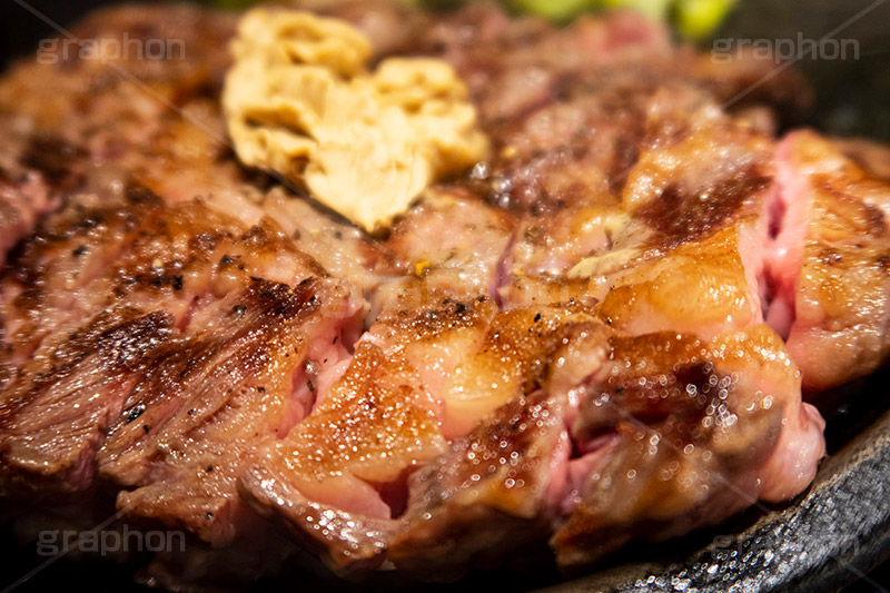 ステーキ,鉄板,肉,肉食,meat,steak,garlic,beef,ビーフ,湯気,あつあつ,熱々,牛肉,焦げ,焼き,にんにく,ニンニク,ガーリック,レア,脂,脂質,スタミナ,洋食