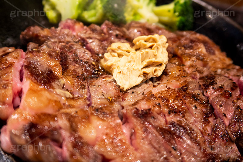 ステーキ,鉄板,肉,肉食,meat,steak,garlic,beef,broccoli,ブロッコリー,ビーフ,湯気,あつあつ,熱々,牛肉,焦げ,焼き,にんにく,ニンニク,ガーリック,レア,脂,脂質,スタミナ,洋食