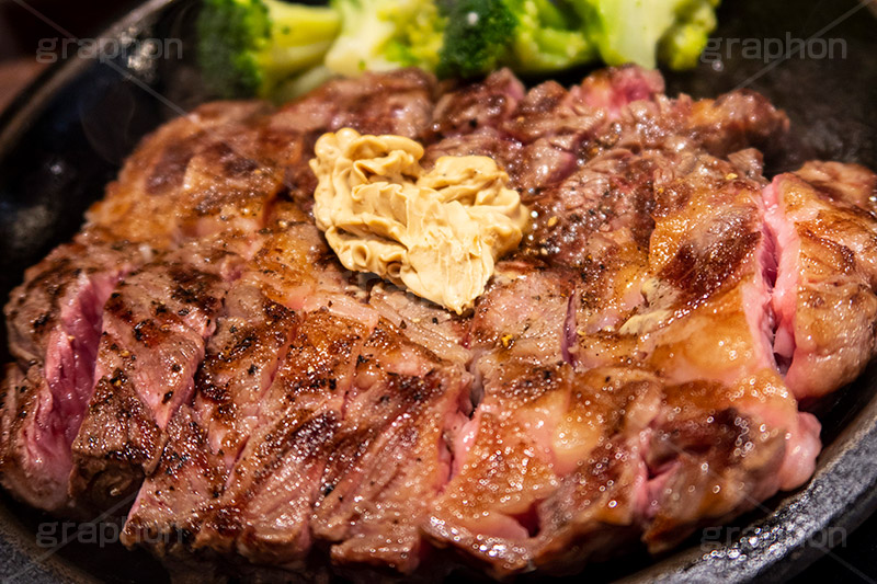 ステーキ,鉄板,肉,肉食,meat,steak,garlic,beef,broccoli,ブロッコリー,ビーフ,湯気,あつあつ,熱々,牛肉,焦げ,焼き,にんにく,ニンニク,ガーリック,レア,脂,脂質,スタミナ,洋食