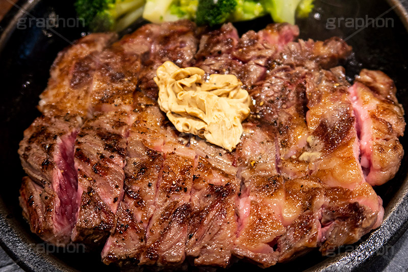 ステーキ,鉄板,肉,肉食,meat,steak,garlic,beef,broccoli,ブロッコリー,ビーフ,湯気,あつあつ,熱々,牛肉,焦げ,焼き,にんにく,ニンニク,ガーリック,レア,脂,脂質,スタミナ,洋食