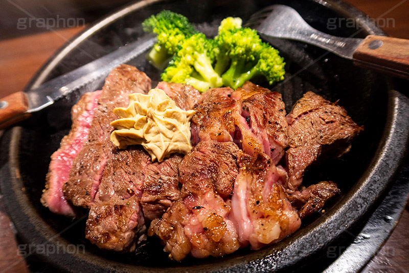ステーキ,鉄板,肉,肉食,meat,steak,garlic,beef,broccoli,ブロッコリー,ビーフ,湯気,あつあつ,熱々,牛肉,焦げ,焼き,にんにく,ニンニク,ガーリック,レア,脂,脂質,スタミナ,knife,fork,ナイフ,フォーク,洋食