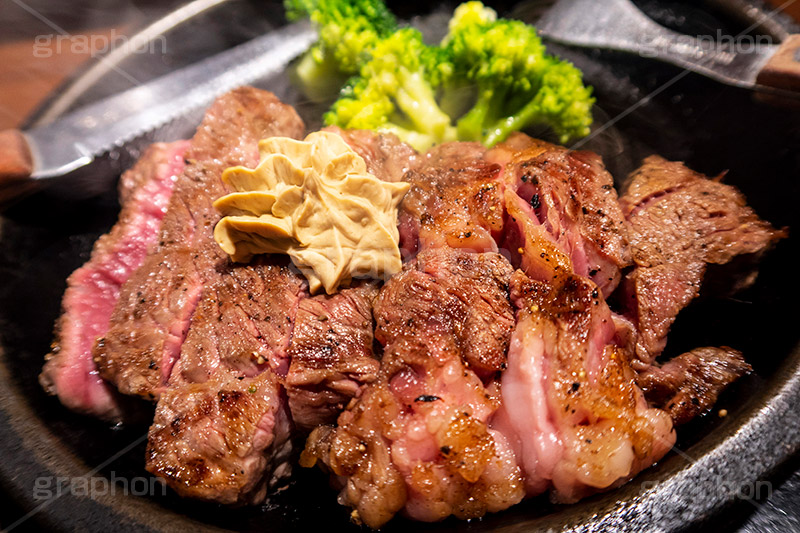 ステーキ,鉄板,肉,肉食,meat,steak,garlic,beef,broccoli,ブロッコリー,ビーフ,湯気,あつあつ,熱々,牛肉,焦げ,焼き,にんにく,ニンニク,ガーリック,レア,脂,脂質,スタミナ,knife,fork,ナイフ,フォーク,洋食