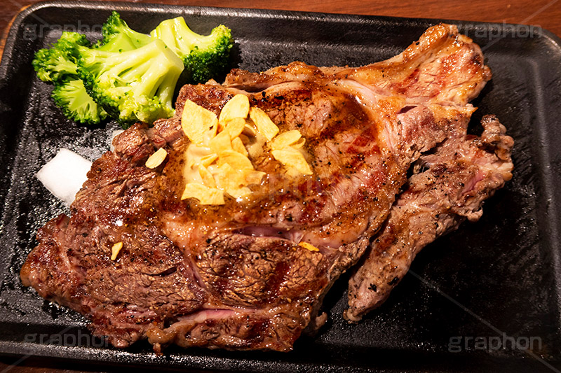 ステーキ,鉄板,肉,肉食,meat,steak,garlic,beef,broccoli,ブロッコリー,ビーフ,湯気,あつあつ,熱々,牛肉,焦げ,焼き,にんにく,ニンニク,ガーリック,レア,脂,脂質,スタミナ,洋食