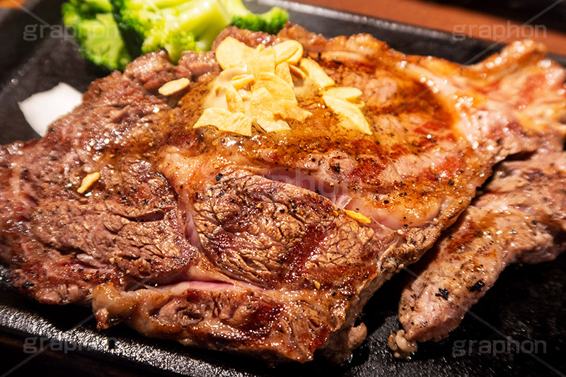 ステーキ,鉄板,肉,肉食,meat,steak,garlic,beef,broccoli,ブロッコリー,ビーフ,湯気,あつあつ,熱々,牛肉,焦げ,焼き,にんにく,ニンニク,ガーリック,レア,脂,脂質,スタミナ,洋食
